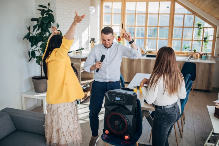 iStock-1227396112 à la maison, soirée karaoké, amis chantant avec une machine à karaoké.jpg