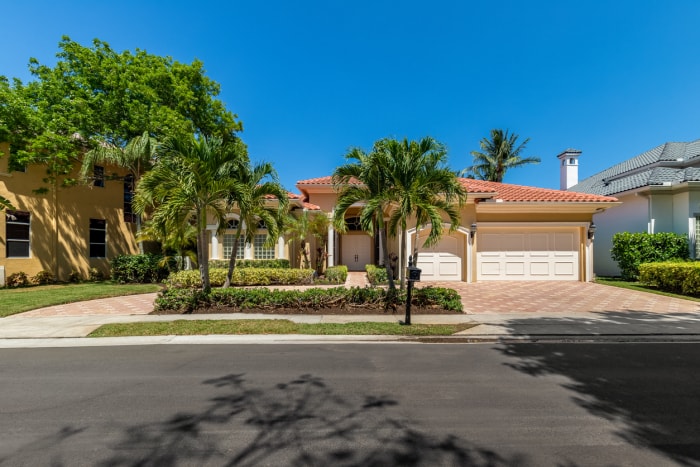 maison avec palmiers sur pelouse à boca raton Florida