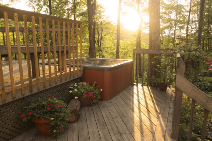 bain à remous sur une terrasse