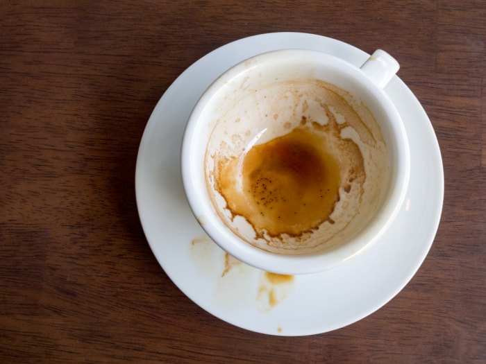 Taches de café dans une tasse blanche