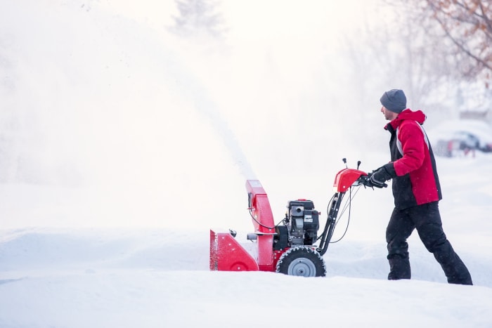 Souffleuse à neige ou chasse-neige : quel outil est le plus adapté à votre allée ?