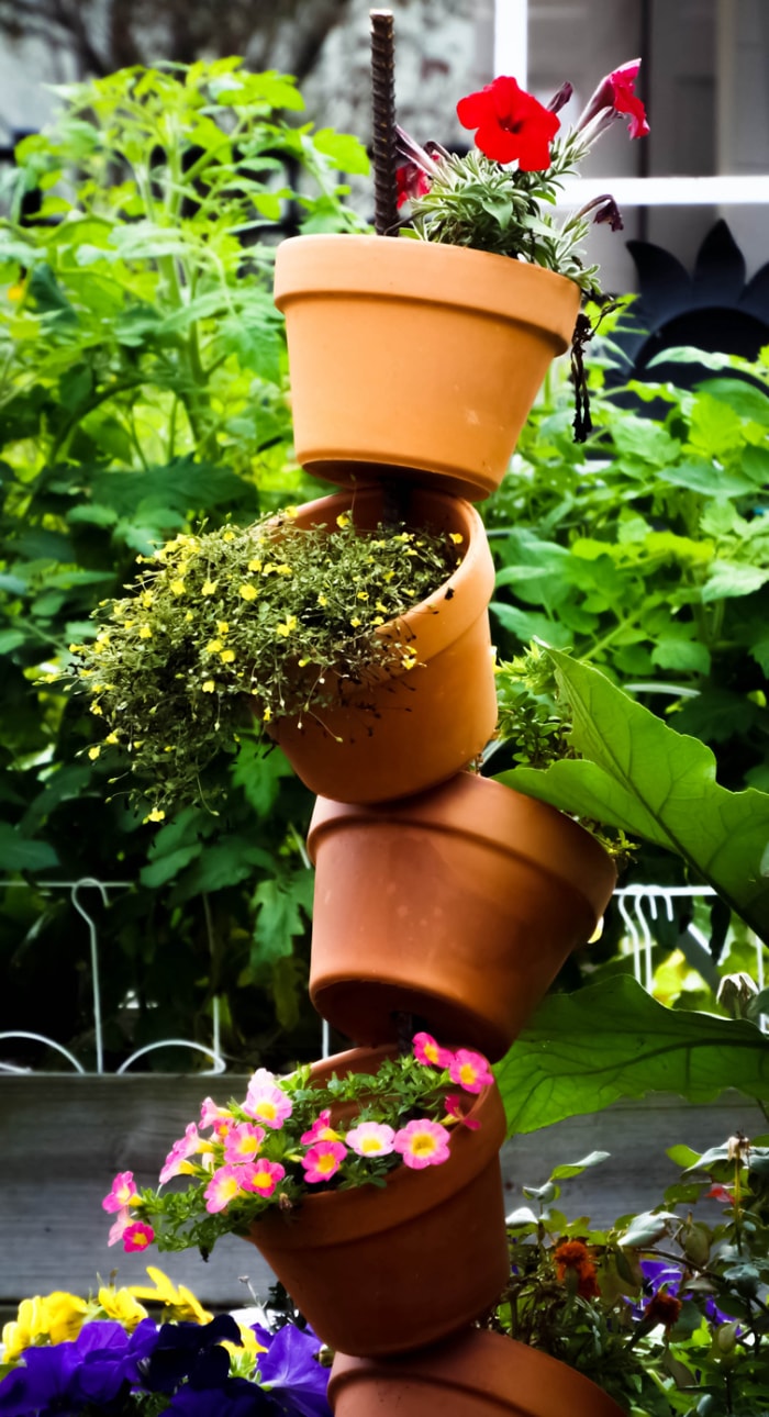 pile de pots de fleurs dans l'arrière-cour