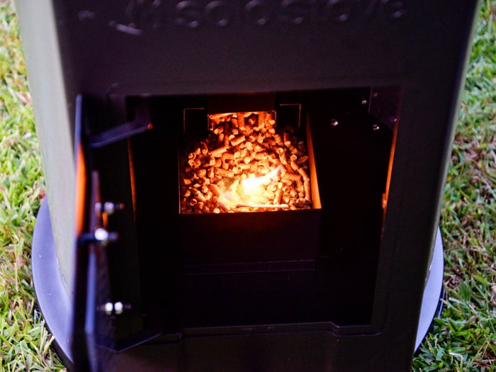 Granulés de bois en feu à l'intérieur d'un foyer Solo Stove Tower Patio Heater.