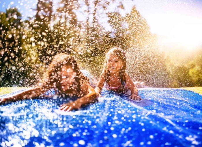 10 façons amusantes de transformer votre jardin en parc aquatique