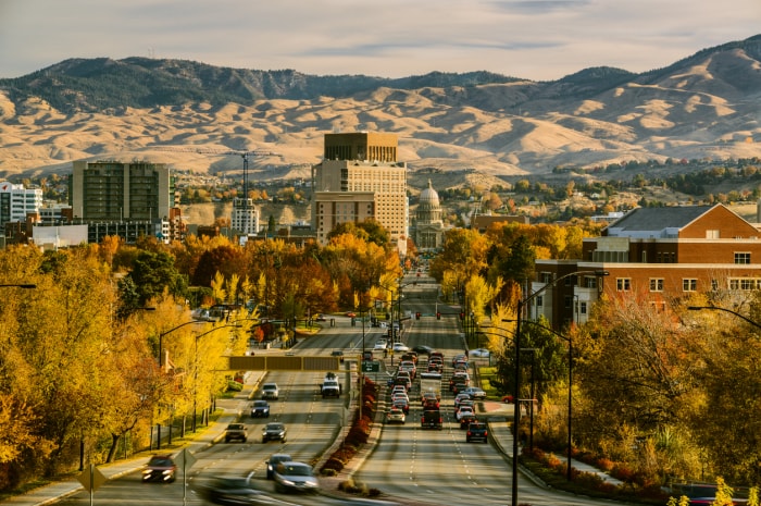 vue panoramique ville de l'Idaho, trafic, maisons, feuilles d'automne, montagnes au loin