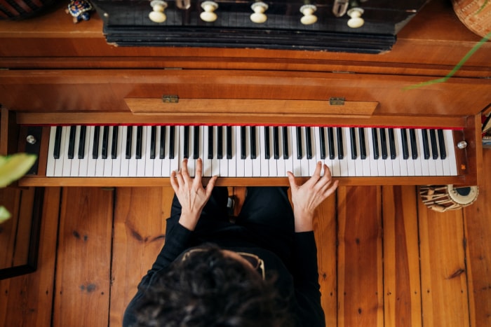 Femme jouant du piano à deux mains.