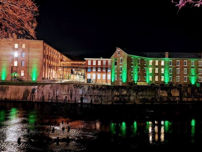 Le Moulin de Pratville illuminé en vert en soutien aux vétérans américains.