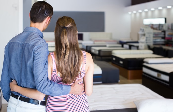 iStock-878938018 remboursements d'impôts améliorations de l'habitat portrait d'un homme et d'une femme dans un magasin de matelas