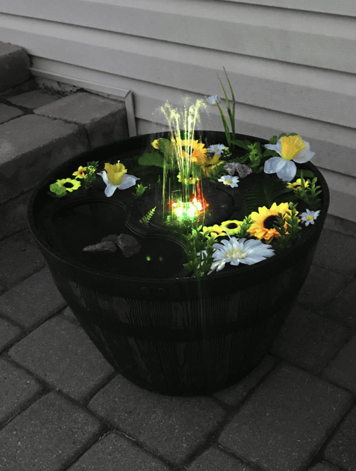 fontaine avec lumière LED fabriquée à partir d'un tonneau de vin