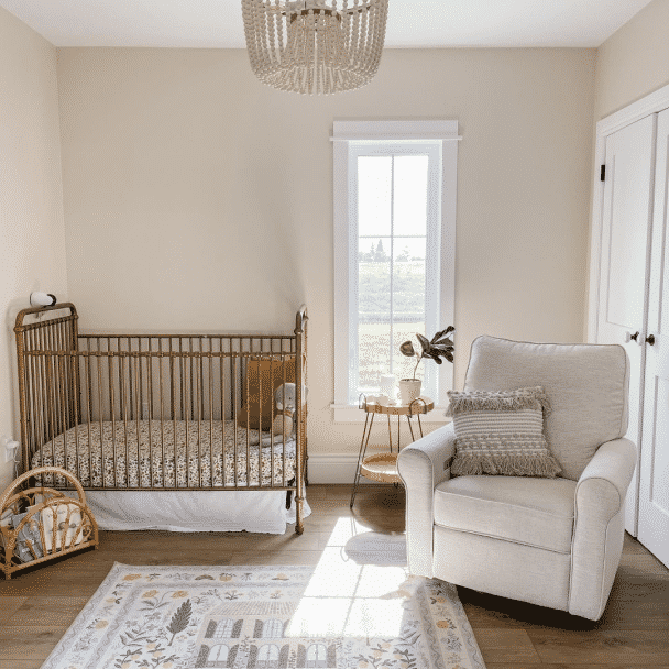 Chambre d'enfant sereine avec berceau et chaise peints en beige accessible Sherwin-Williams'.