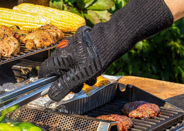 Transformez votre feu de camp en gril avec ces accessoires chauds Gants pour barbecue