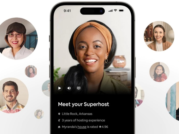 Plusieurs hôtes Airbnb au téléphone