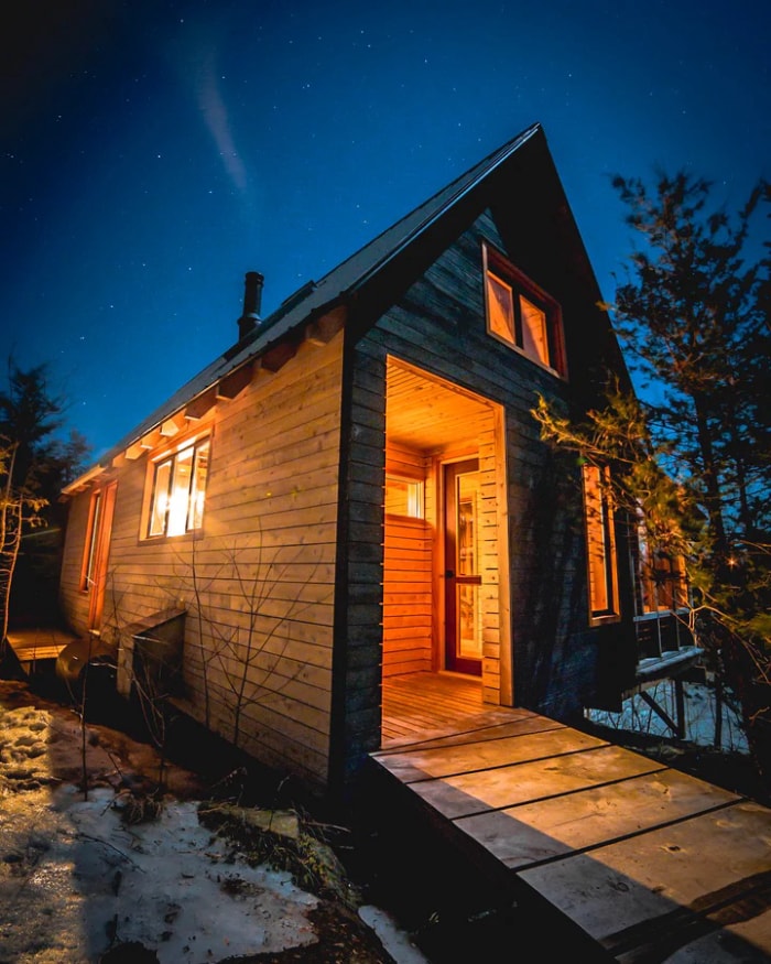 La cabane originale de RavenHouse la nuit