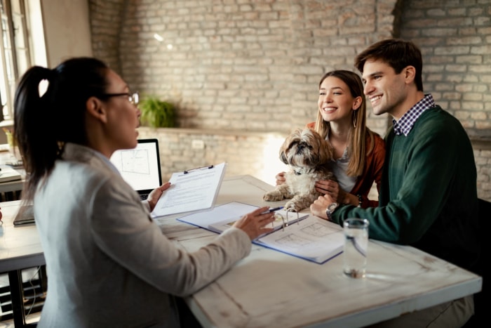 Ce qu'il faut savoir sur les appartements adaptés aux animaux de compagnie - un couple avec un chien parle au gestionnaire de l'appartement