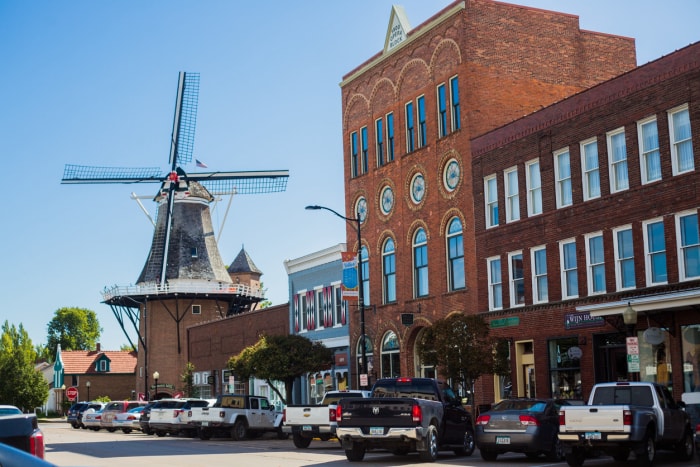 états avec la taxe foncière la plus élevée pella iowa rue de la petite ville avec des camionnettes vieux moulin à vent