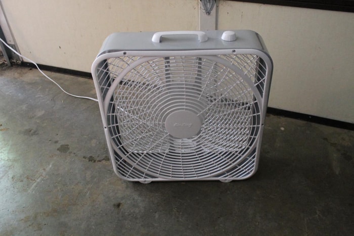 White Air King Commercial-Grade Box Fan branché et en marche