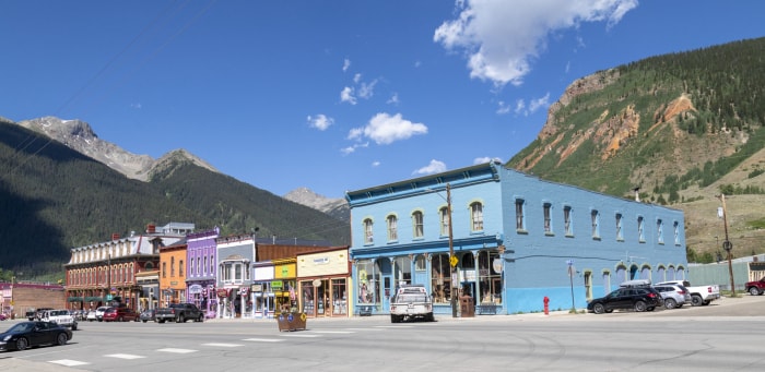 vue large de la rue principale de silverton colorado avec les montagnes en arrière-plan