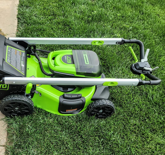 La poignée de la tondeuse à gazon Greenworks Pro 60V 21 pouces à batterie se replie pour le rangement.