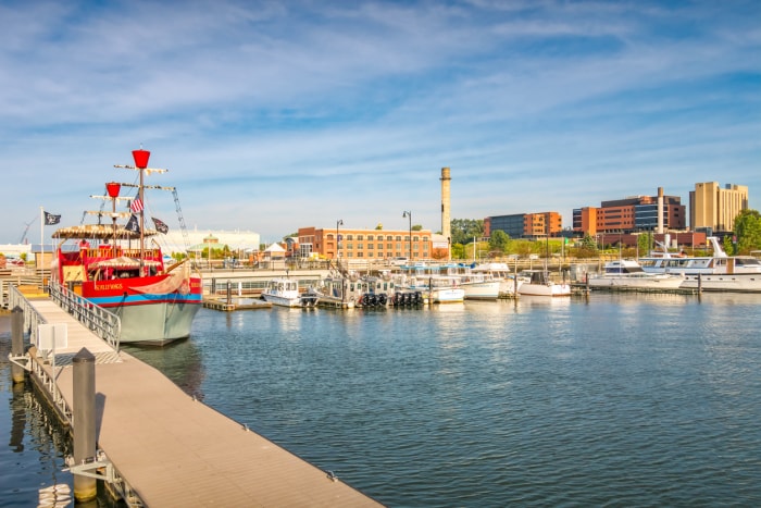 Port avec des bateaux dans le centre-ville d'Erie en Pennsylvanie, aux États-Unis, par une journée ensoleillée.