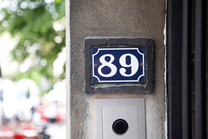 Chiffres sur le mur à l'extérieur de la maison