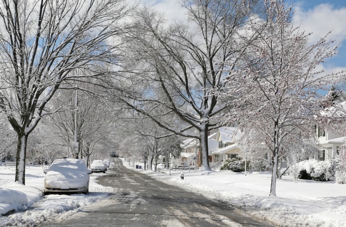 Un quartier de banlieue après une légère tempête de neige.