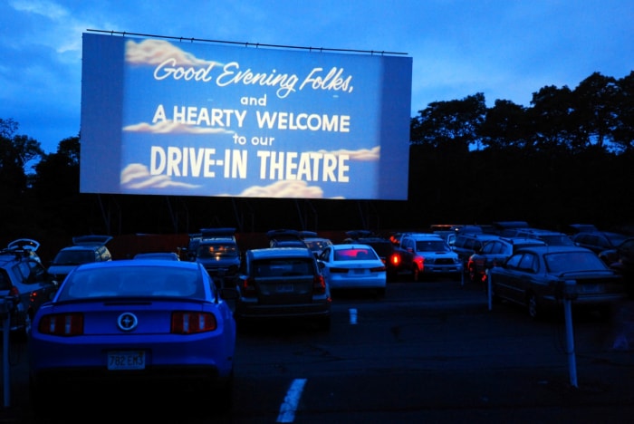 heure d'été 2023 - voitures face à l'écran du cinéma drive-in