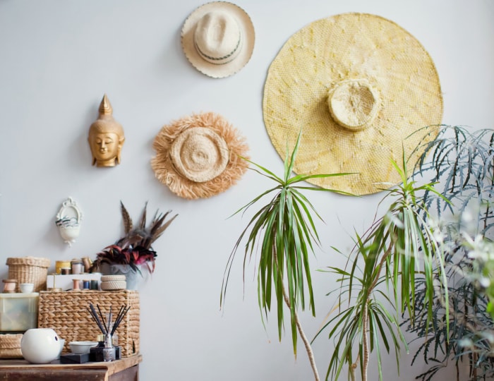 iStock-1302252845 idées de décoration murale Accrocher des chapeaux de paille sur un mur blanc