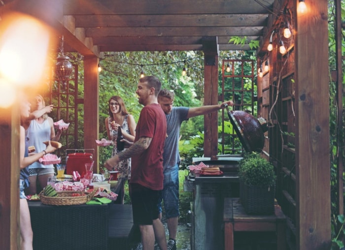 13 belles façons de décorer une pergola dans votre jardin