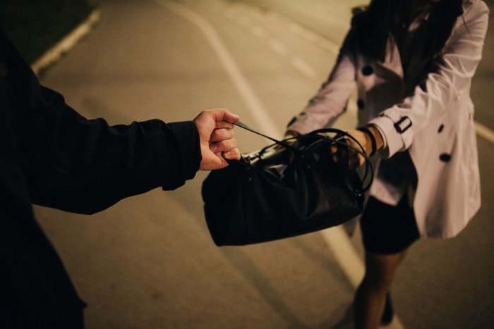 Cambriolage vs vol à main armée Le vol à main armée est un crime contre une personne