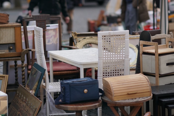 Une collection de meubles dans une friperie.