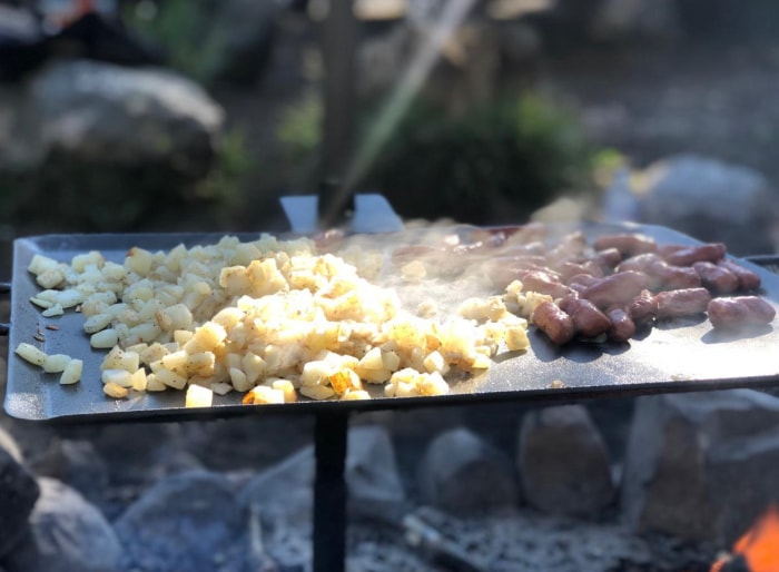 Transformez votre feu de camp en gril avec ces accessoires chauds Combo gril-grillade