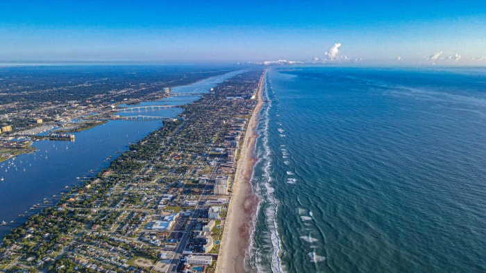 iStock-1407887042 5 villes non assurablesShore Line Beach Ocean Horizon Shots Florida Drone 2022