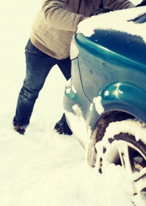 Décoller la voiture de la neige