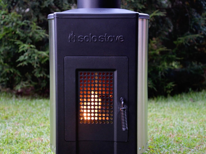 Feu rougeoyant à l'intérieur du foyer d'un radiateur de terrasse Solo Stove Tower.