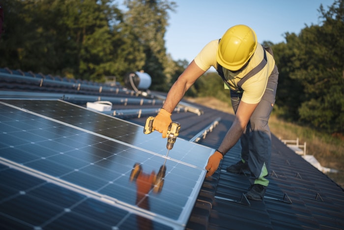 installation professionnelle de panneaux solaires sur un toit