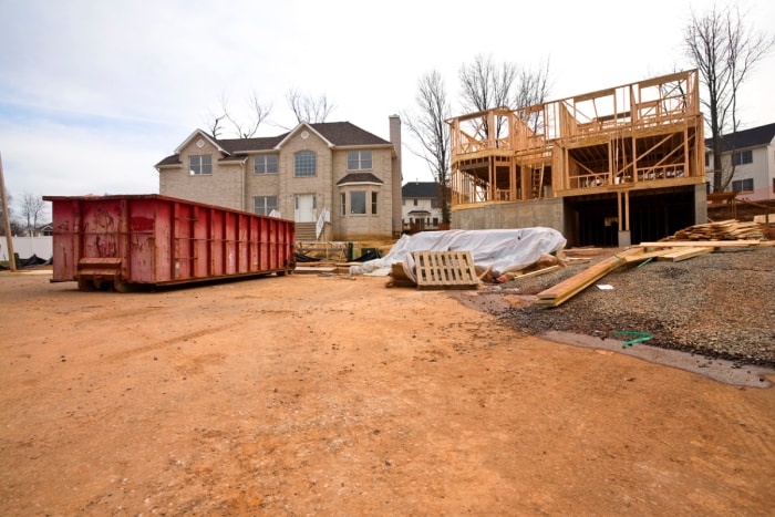 Conteneur de construction devant la maison