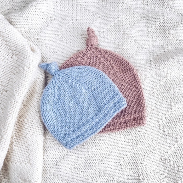 modèles de tricot pour débutants - bonnets tricotés rose et bleu pour bébé