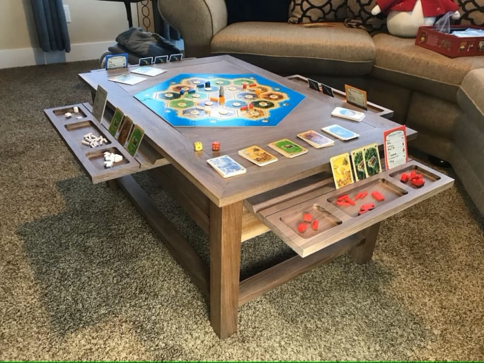 Table de jeu en bois.