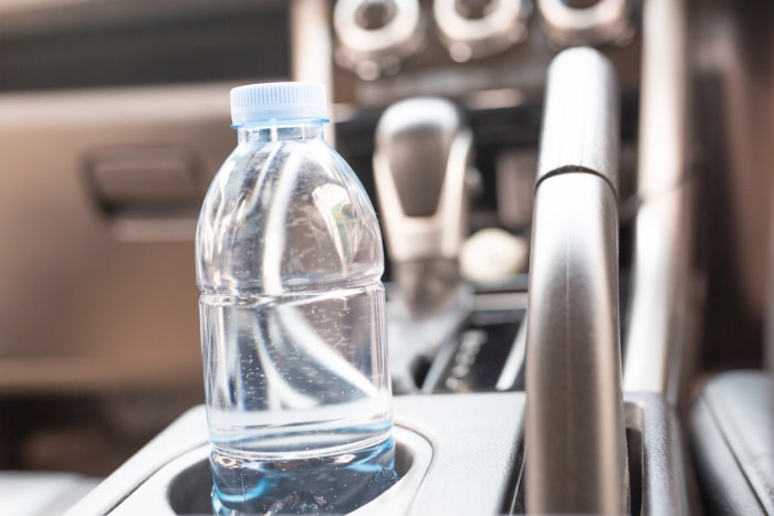 Eau potable dans la voiture préparée pour le voyage