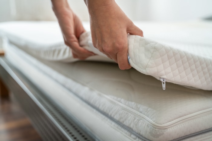 Surmatelas posé sur le dessus du lit