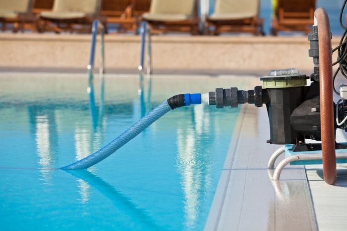 Un outil de tuyau est utilisé dans une piscine.