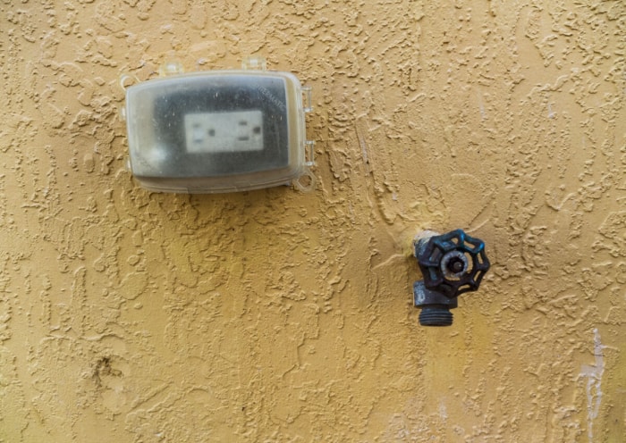 bain à remous sur une terrasse