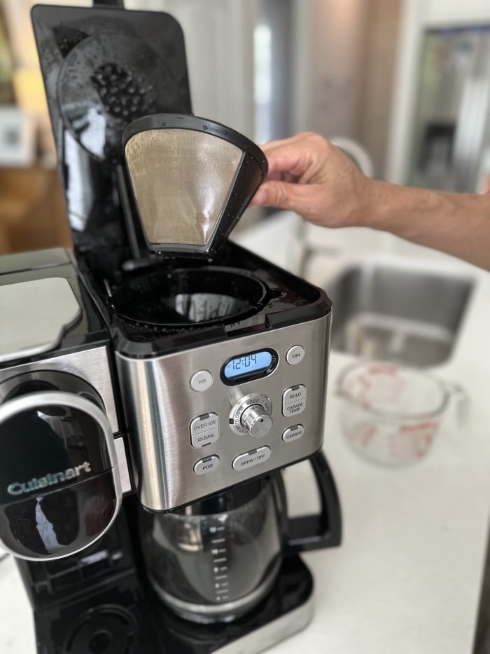 Retirer le filtre avant de nettoyer une cafetière