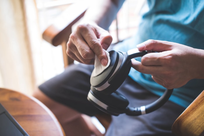 des appareils électroniques que vous ne nettoyez jamais - un homme nettoie un casque noir