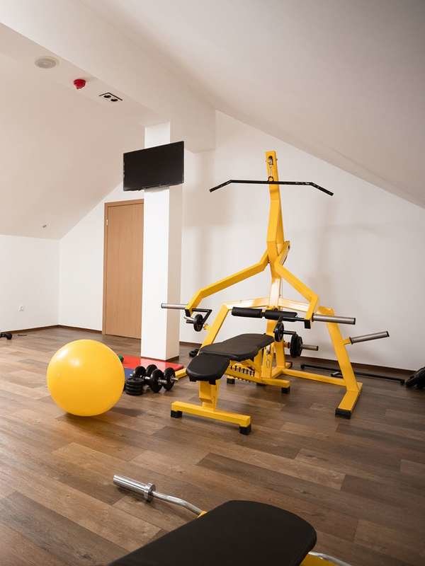 salle de gym à domicile avec équipement de gymnastique jaune