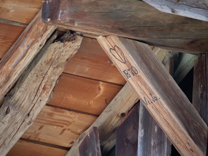 Poutre en bois d'un chalet en Haute Savoie en France, plan rapproché