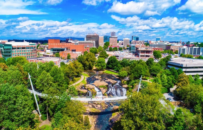 Ville de Greenville avec de nombreux arbres environnants.