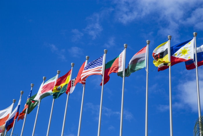 rangée de drapeaux internationaux flottant dans un ciel bleu