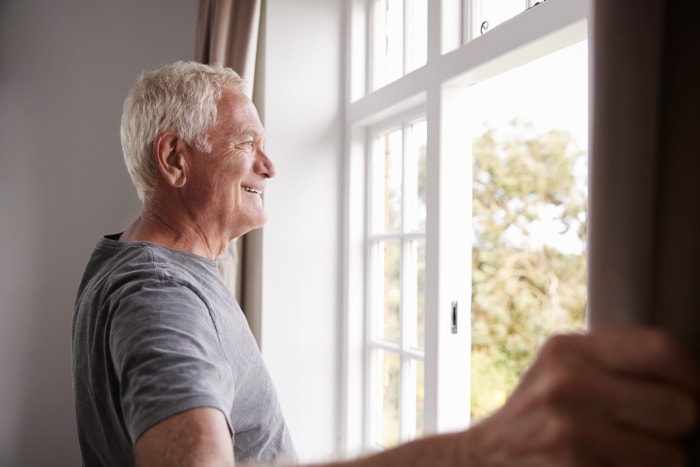 iStock-864345772 Tâches interdites du Nouvel An Homme âgé ouvrant la fenêtre.jpg