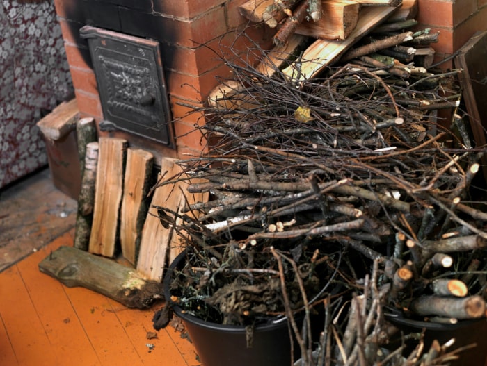 Bois de broussailles à côté d'une cheminée d'intérieur.